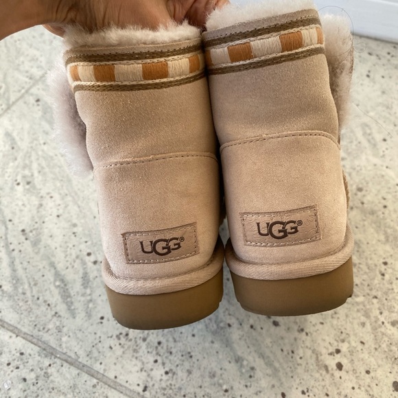 UGGS - Picture 5 of 5